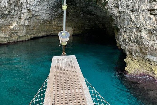 Comino, Blue Lagoon and Caves. Tour A - On the way back: Elephant’s Head Rock and cave passes