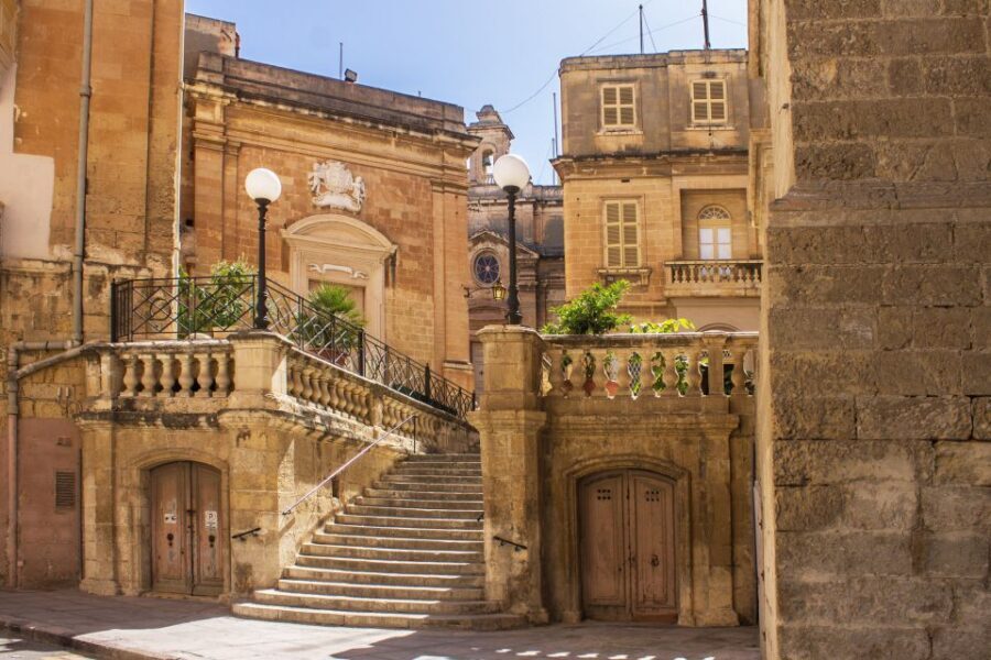 Malta: Hop-On Hop-Off Bus Tours - North Malta (Blue Route): San Anton Gardens to Mdina and the bays