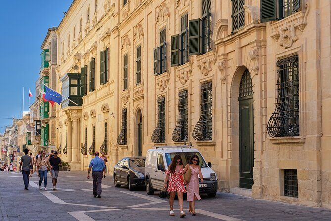 Valletta's Hidden Minds: Self-Guided Psychological Puzzle Walk - Your start at City Gate: setup with Questo and navigation habits